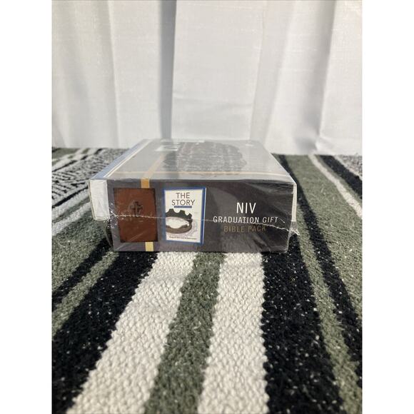 NIV Graduation Kit for Grads, Brown - Picture 1 of 4